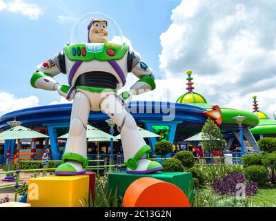 ORLANDO, FLORIDA – 1. Juli 2018 – Buzz Lightyear vor Alien wirbelnde Untertassen in Toy Story Land in Hollywood Studios, Walt Disney World, Grand Stockfoto