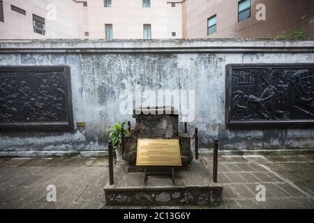 Hanoi Vietnam 20. August 2019 : Schild am Eingang eines Kanals, das an die 16 Gefangenen in der Todeszelle erinnert, die am 24. Dezember 1951 von der Th entflohen sind Stockfoto