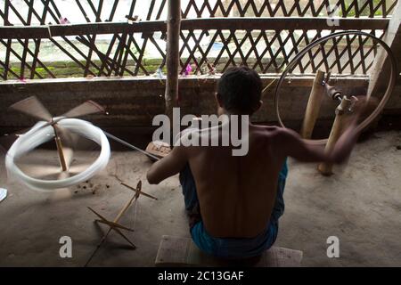 JULI : EIN bangladeschischer Weber entwirft am 07. Juli einen Jamdani Sari (Damenmode) im Dorf Rupganj Thana am Stadtrand von Dhaka Stockfoto