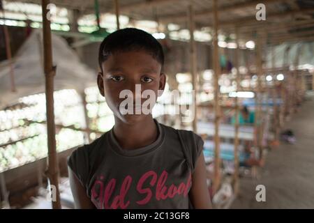 DHAKA, BANGLADESCH 07. Juli : Portrait eines bangladeschischen Webers, der einen Jamdani Sari (Damenmode) im Dorf Rupganj Thana am Stadtrand entwerfen soll Stockfoto