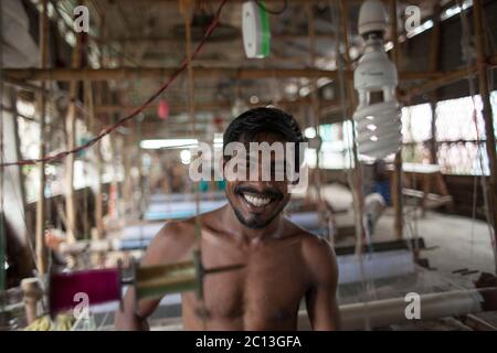 DHAKA, BANGLADESCH 07. Juli : Portrait eines bangladeschischen Webers, der einen Jamdani Sari (Damenmode) im Dorf Rupganj Thana am Stadtrand entwerfen soll Stockfoto