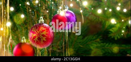 Bunte weihnachtskugeln isoliert auf grünen Tannenbaum Hintergrund. Stockfoto