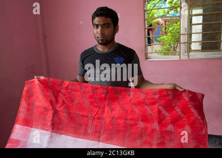 DHAKA, BANGLADESCH 07. Juli 2015: EINE ganze saller von Jamdani Sari (Damenmode) im Dorf Rupganj Thana am Stadtrand von Dhaka. Stau Stockfoto