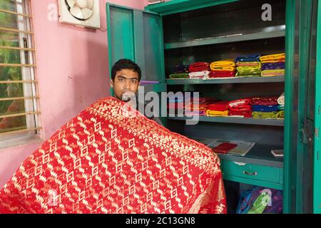 DHAKA, BANGLADESCH 07. Juli 2015: EINE ganze saller von Jamdani Sari (Damenmode) im Dorf Rupganj Thana am Stadtrand von Dhaka. Stau Stockfoto