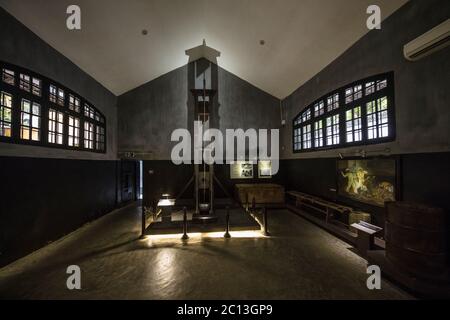 Hanoi Vietnam 20. August 2019 : Guillotine im oppresiven Hoa Lo Gefängnis in Hanoi, auch bekannt als das "Hanoi Hilton" unter amerikanischen Kriegsgefangenen Stockfoto