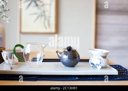 Elegante Keramik Tee- Sets auf dem Tisch in der modernen Wohnzimmer Stockfoto