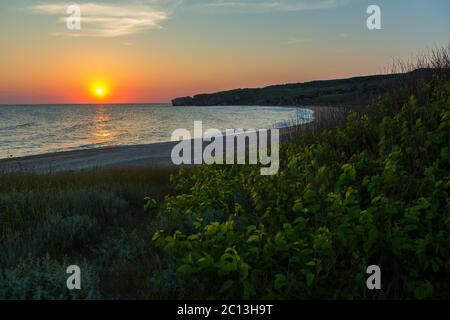 Sonnenaufgang über dem Asowschen Meer am Strand von Generälen. Karalar regionale Landschaftsparks auf der Krim. Stockfoto