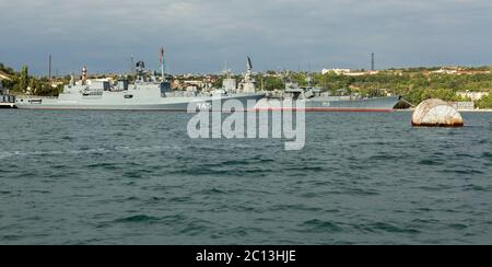 Neueste Patrouille Schiff Admiral Grigorowitsch 745 und Kara-Klasse Raketenkreuzer Kertsch 753 Stockfoto