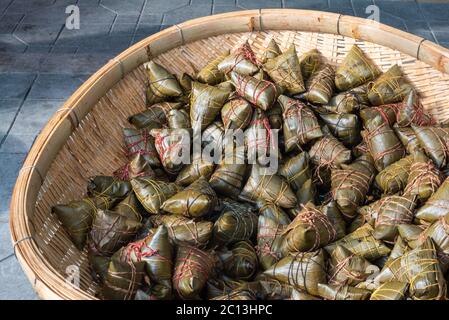 Heap of ZhongZi - traditionelle chinesische Reisgericht aus klejezem Reis gefüllt und in Bambusblätter in einem Straßenmarkt, Chengdu, Provinz Sichuan, China eingewickelt Stockfoto