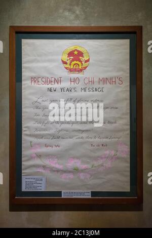 Hanoi Vietnam 20. August 2019 : Neujahrsbotschaft 1969 von Ho Chi Minh im oppresiven Hoa Lo Gefängnis in Hanoi, auch bekannt als 'Hanoi Stockfoto