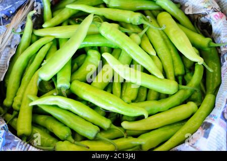 Grüne Chilis in einem Korb Stockfoto