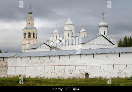 Festungsmauer des Erlösers Priluki Monastery. Stockfoto