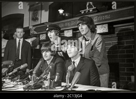 Beatles haben eine Pressekonferenz vor ihrem Auftritt im Comiskey Park, Chicago, IL. 20. August 1965. Bild aus 35-mm-Negativ. Stockfoto