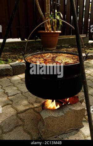 Foto des leckeren Gulaschs im Kessel Stockfoto