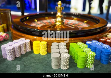 Holzkasino Roulette und Chips Stockfoto