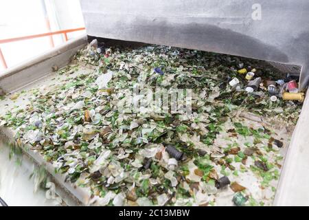 Glasabfälle in der Recyclinganlage. Glaspartikel in einer Maschine Stockfoto