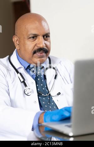 Porträt von zuversichtlich indischen männlichen Gesundheit professionelle Arzt Stock Foto Stockfoto