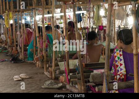 JULI : EIN bangladeschischer Weber entwirft am 07. Juli einen Jamdani Sari (Damenmode) im Dorf Rupganj Thana am Stadtrand von Dhaka Stockfoto