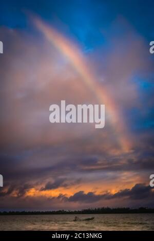 Regenbogen über dem Ozean Stockfoto