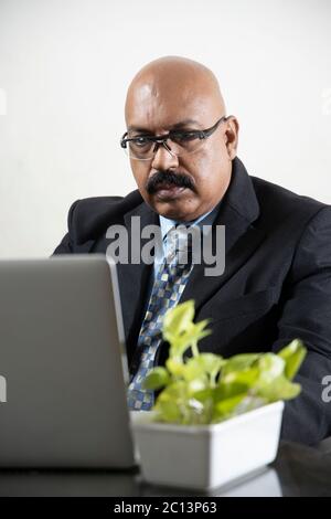 Männlicher Manager, der sich im Heimbüro Notizen gemacht hat. Forschung Stock Foto Stockfoto