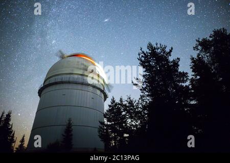 Astronomisches Observatorium unter dem Nachthimmel Sterne Stockfoto