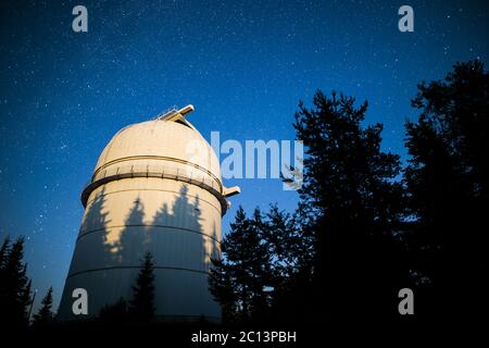 Astronomisches Observatorium unter dem Nachthimmel Sterne. Vignette Stockfoto