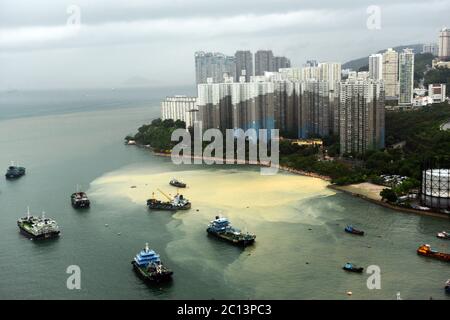 Luftaufnahme der schlammigen Wasserflut, die die Meeresoberfläche in der Nähe der Waterfall Bay in Hongkong bedeckt. Stockfoto