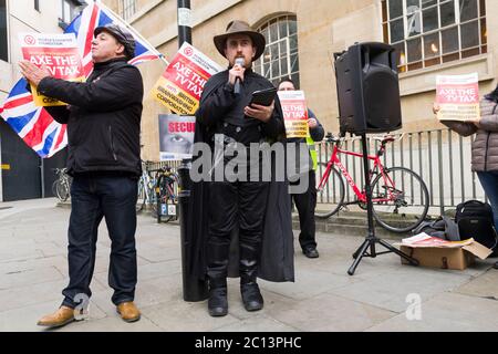 Luke Nash Jones Rede, eine Anti-BBC-Demonstration, vor dem Broadcasting House, dem Hauptquartier der BBC, vor dem Marching Houses of Parliament. Die protes Stockfoto