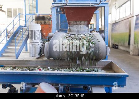 Glasabfälle in der Recyclinganlage. Glaspartikel Stockfoto