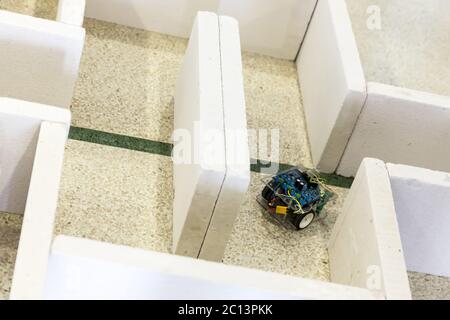 Selbstgemachter Roboter in einem Labyrinth Stockfoto