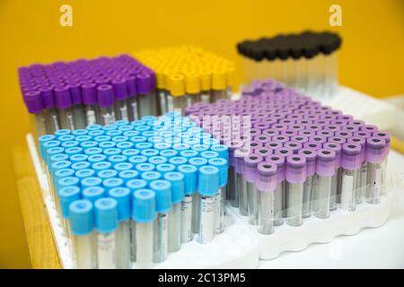 Leere medizinische Röhrchen für die Blutuntersuchung Stockfoto