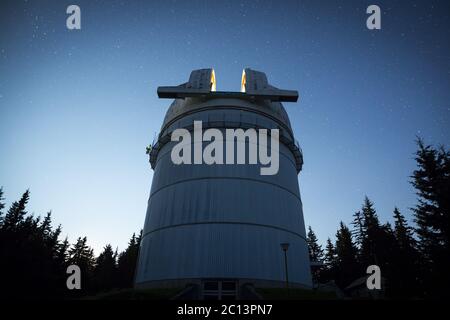 Astronomisches Observatorium unter dem Nachthimmel Sterne Stockfoto