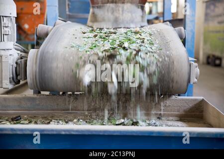 Glasabfälle in der Recyclinganlage. Glaspartikel Stockfoto