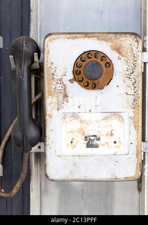 Altes öffentliches Drehtelefon Stockfoto