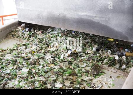 Glasabfälle in der Recyclinganlage. Glaspartikel in einer Maschine Stockfoto