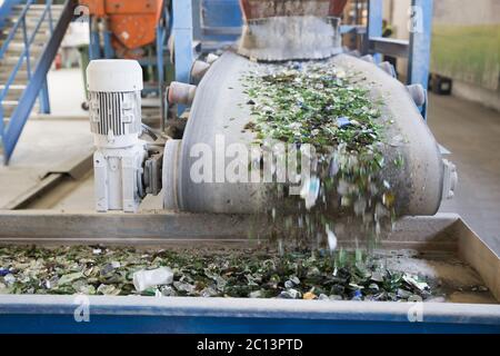 Glasabfälle in der Recyclinganlage. Glaspartikel Stockfoto