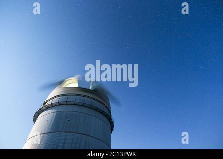 Astronomisches Observatorium unter dem Nachthimmel Sterne Stockfoto