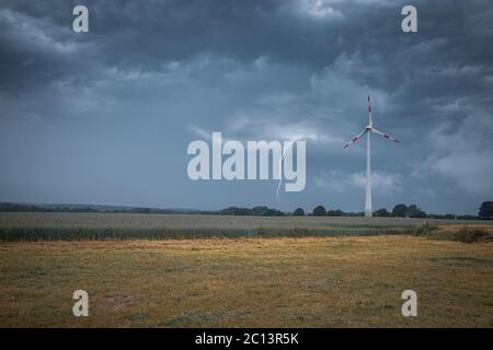 Blitzschlag trifft den Boden neben einer Windenergieanlage Stockfoto