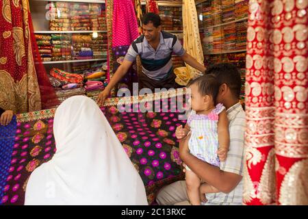 Die Leute von Geneva Camp haben sich in ihrem Laden engagiert, um Saris auf dem kommenden Eid in Dhaka zu verkaufen. Das Genfer Lager für „Stranded Pakistani“ (Ursprung: Der Staat Stockfoto