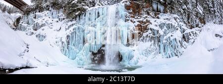 Weite Panoramaaussicht auf blaue Eiszapfen auf Schneeschuhwanderweg in der Nähe von Seattle Washington Stockfoto