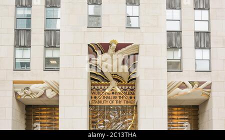 Wisdom, ein Art-Deco-Stück über dem Eingang des Rockefeller plaza 30 in New York Stockfoto