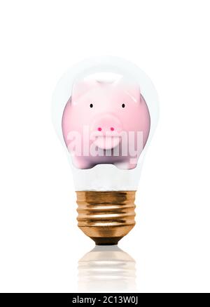 Energieeinsparkonzept mit pinkem Sparschwein, das Einsparungen in einer Glühbirne auf weißem Hintergrund darstellt. Stockfoto