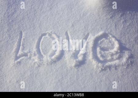 Liebeswort im Schnee geschrieben. Stockfoto