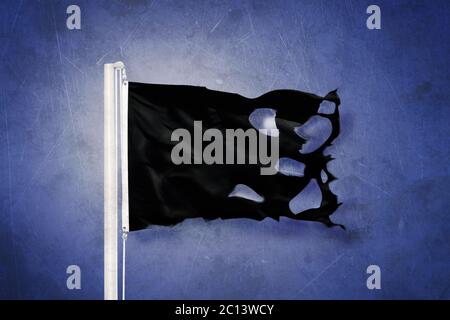 Zerrissene schwarze Flagge, die vor grunge Hintergrund fliegt Stockfoto