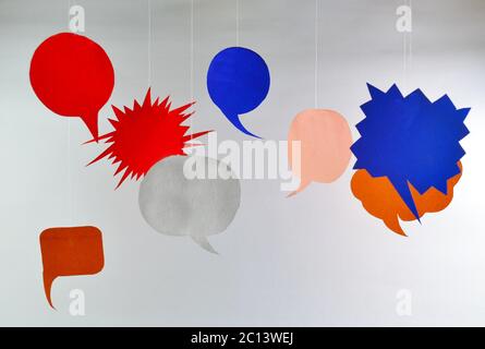 Callouts in verschiedenen Farben mit einigen Teilen im Fokus Stockfoto