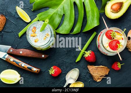 Gesunder Chia Pudding mit Kokosmilch im Glas.Fitness-Menü.gesundes Frühstück Stockfoto