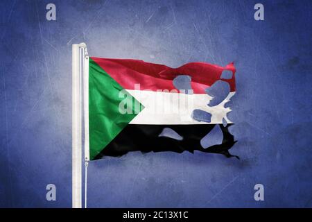 Zerrissene Flagge des Sudan, die vor grunge Hintergrund fliegt Stockfoto