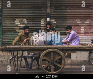 Karachi Pakistan 2018, einige Arbeiten warten auf dem Markt, um die Arbeit am frühen Morgen wieder aufzunehmen. Stockfoto