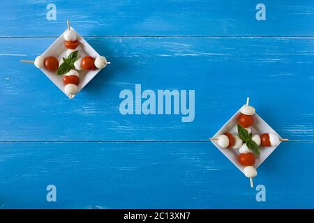 Zwei Platten der Spieße mit Mozzarella, Tomaten und Basilikum von oben gesehen Stockfoto