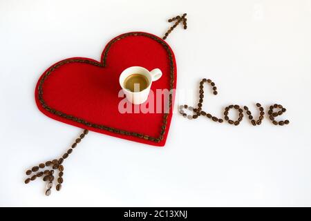 Tasse Kaffee auf rotem Filz Herz mit Pfeil und Liebe Stockfoto